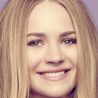 Britt Robertson Nude