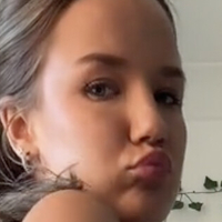 sjsjeuejdb Nude
